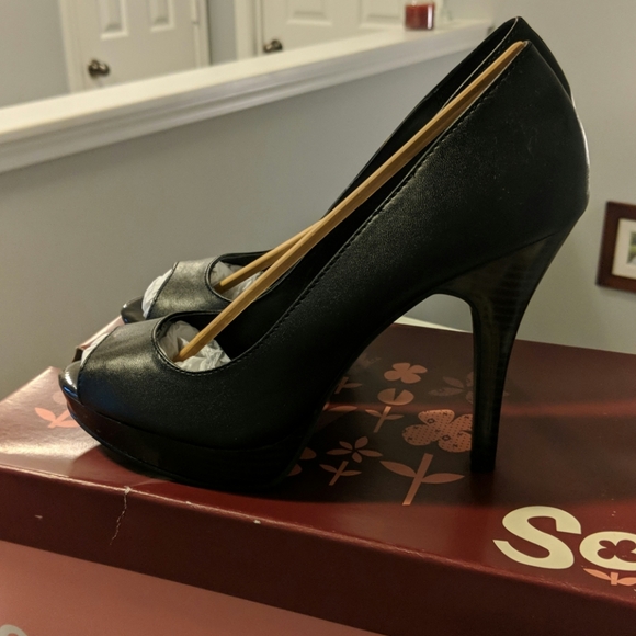 Peep toe high heels - Picture 2 of 4